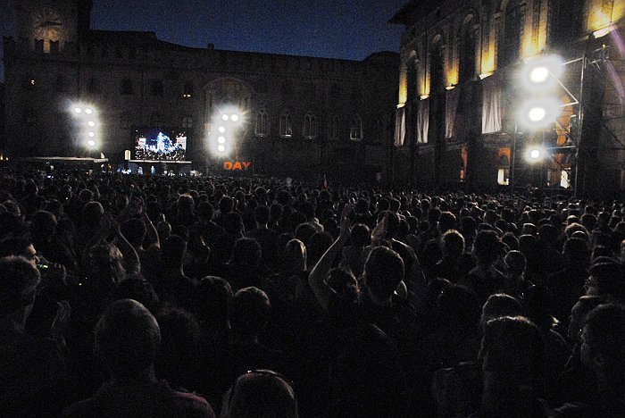 Gente in Piazza Maggiore V-Day