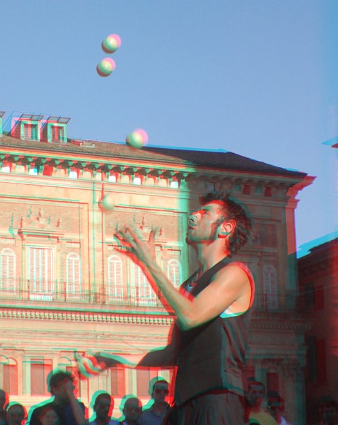 Cascata con sei palline - Foto 3D :: Buskers Pirata Bologna 2010