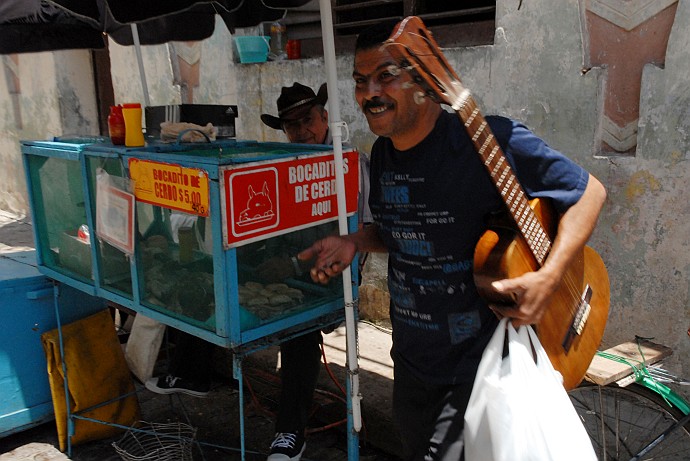 Con la chitarra - Fotografia di Camaguey - Cuba 2010