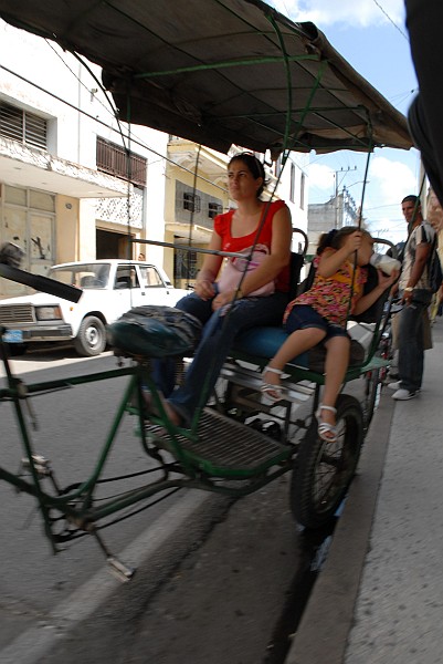 Mamma e figlia sul riscio - Fotografia di Camaguey - Cuba 2010