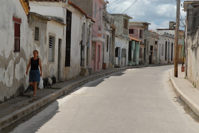 Signora camminando - Fotografia di Camaguey - Cuba 2010