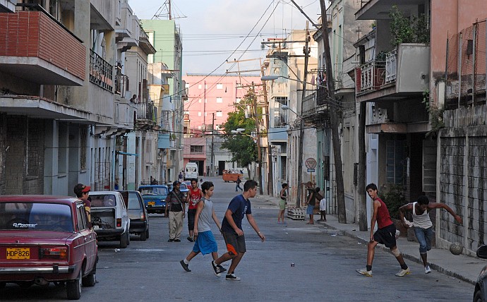 Ragazzi giocando per strada - Fotografia della Havana - Cuba 2010