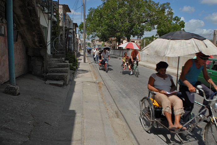 Bici taxi con passegeri - Fotografia di Holguin - Cuba 2010