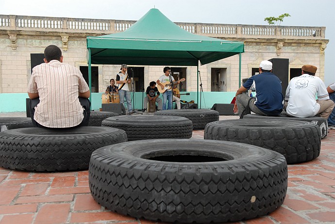 Copertoni usati per sedersi - Fotografia di Holguin - Cuba 2010