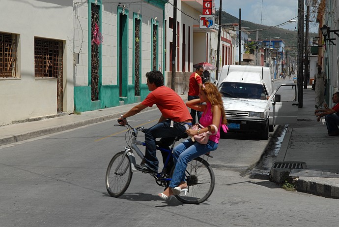 In due sulla bici - Fotografia di Holguin - Cuba 2010