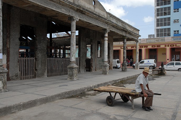 Persona seduta su un carro - Fotografia di Holguin - Cuba 2010