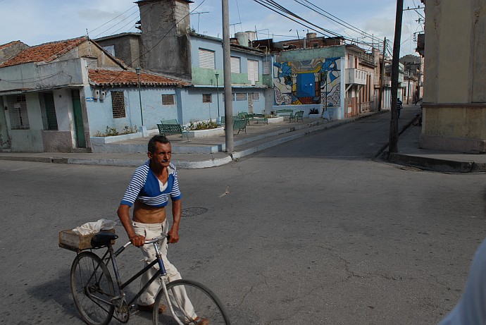 Signore con la bici - Fotografia di Santa Clara - Cuba 2010