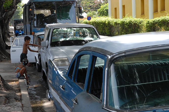 Bambini vicini ad auto parcheggiate - Fotografia di Santiago di Cuba - Cuba 2010