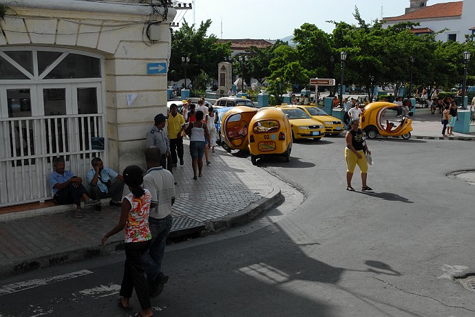 Fermata coco taxi - Fotografia di Santiago di Cuba - Cuba 2010