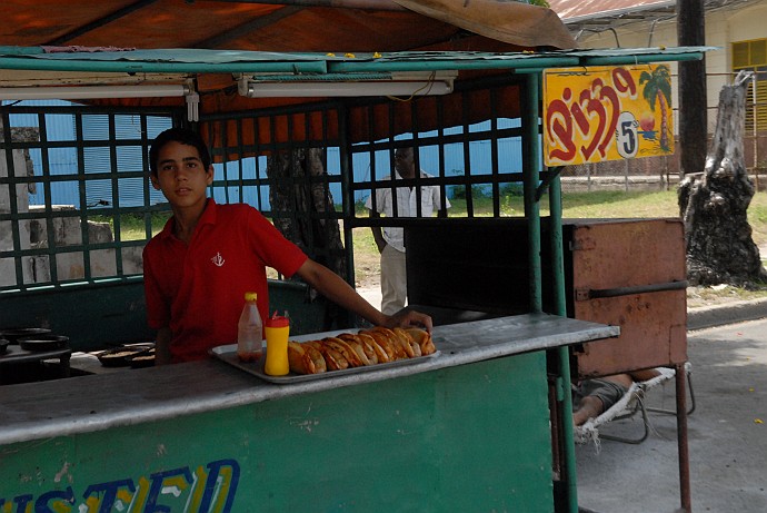 Ragazzo alla vendita di pizze - Fotografia di Santiago di Cuba - Cuba 2010