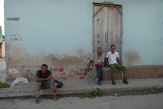 Persone sedute - Fotografia di Trinidad - Cuba 2010